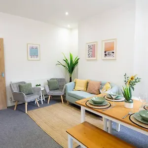 https://air-host-stay-cedar-house.hotelsin-chester.com