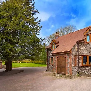 https://old-farm-redhill.cardiffhotelswales.com